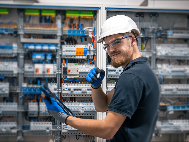 Elektroanlagenmonteur/in bei der Arbeit