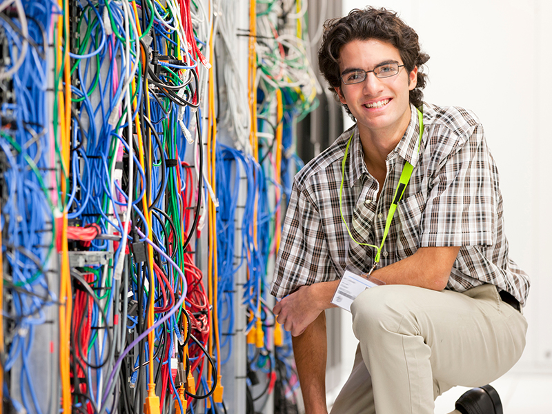 Elektroniker/in für Gebäude- und Infrastruktursysteme bei der Arbeit