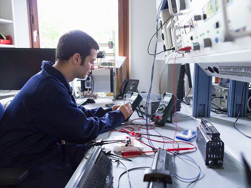 Elektroniker/in für Geräte und Systeme bei der Arbeit