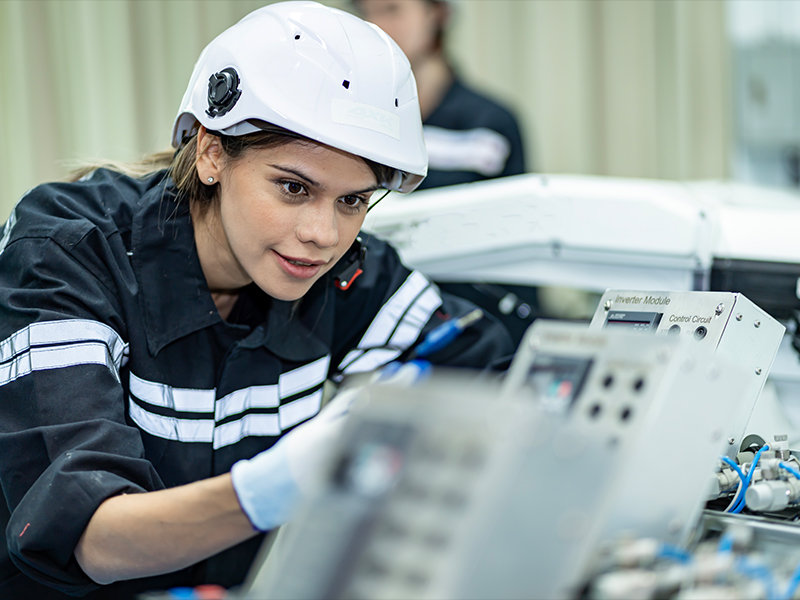 Elektroniker/in für Maschinen- und Antriebstechnik bei der Arbeit