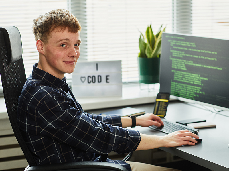 Fachinformatiker/in bei der Arbeit am IT-Arbeitsplatz