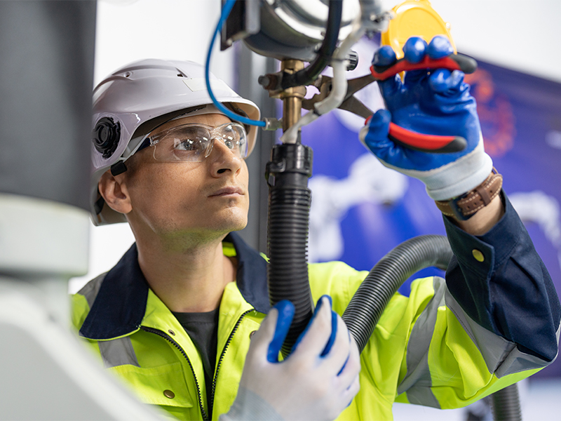 Anlagenmechaniker/in bei der Arbeit