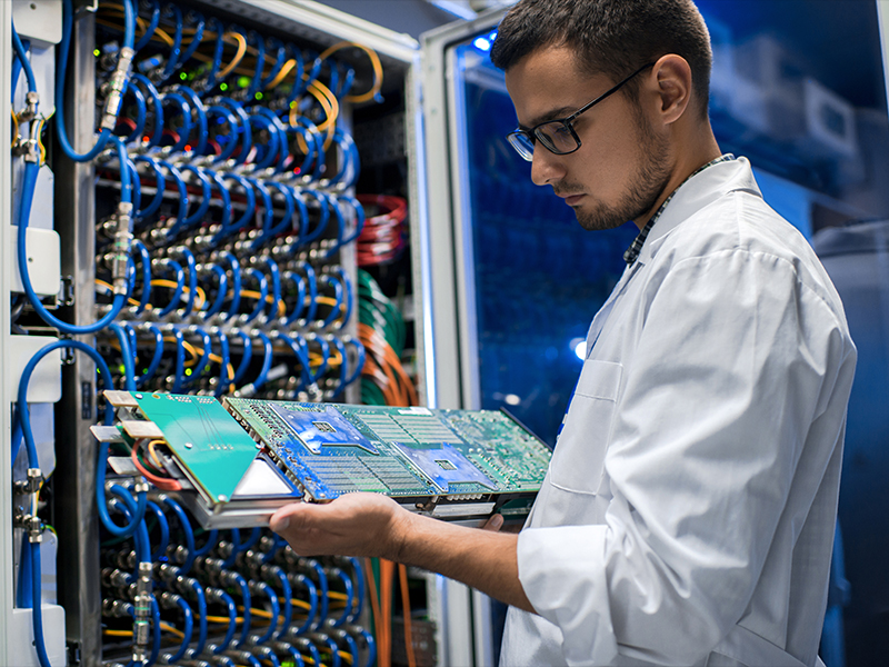 Industrieelektriker/in bei der Arbeit