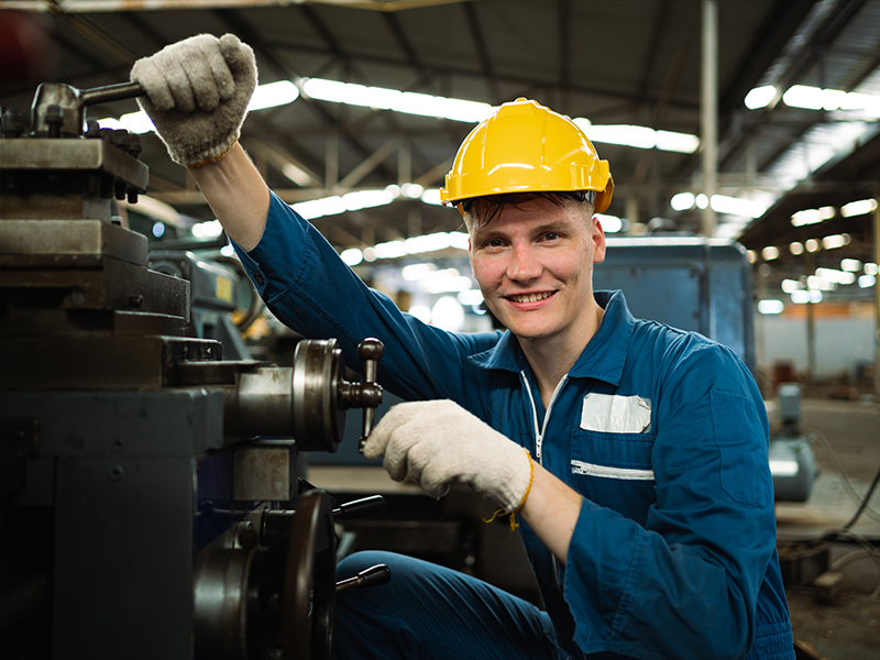 Industriemechaniker/in bei der Arbeit