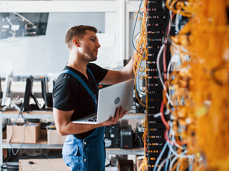 IT-Systemelektroniker/in bei der Arbeit