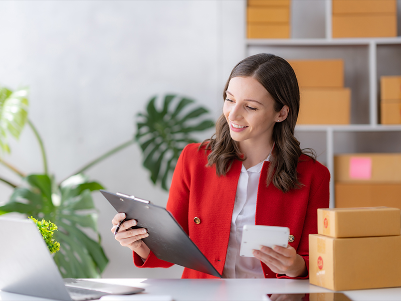 Kaufleute im E-Commerce bei der Arbeit