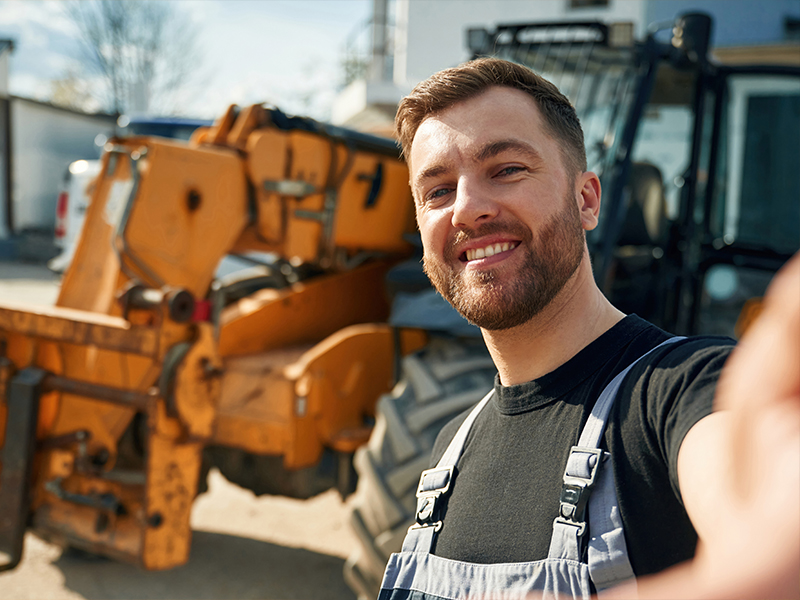 Land- und Baumaschinenmechatroniker/in bei der Arbeit