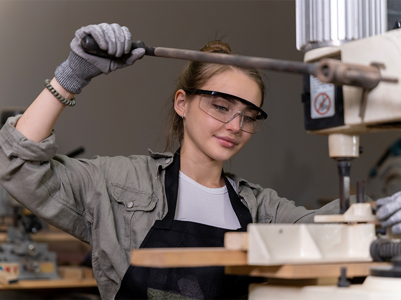 Werkzeugmechaniker/in bei der Arbeit